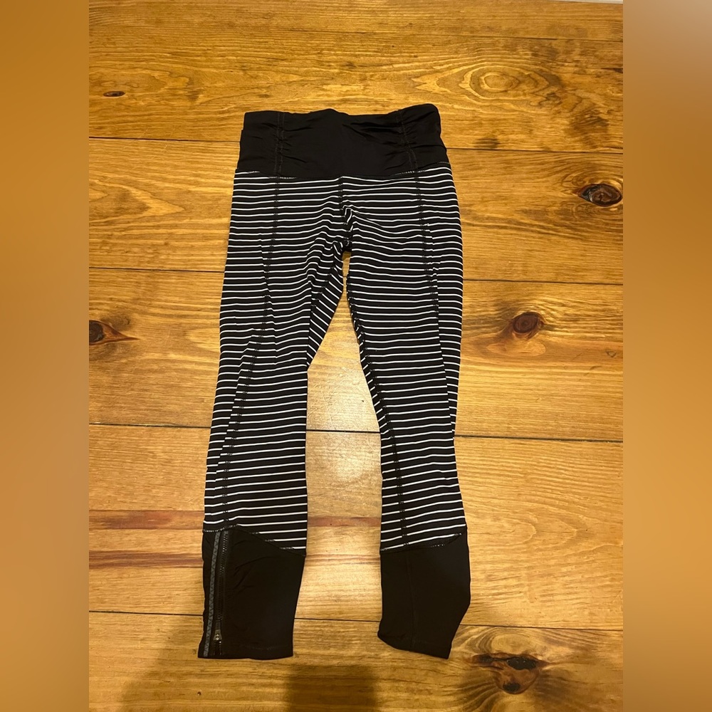 🍋🍋 LULULEMON Black and White Stripped Crops